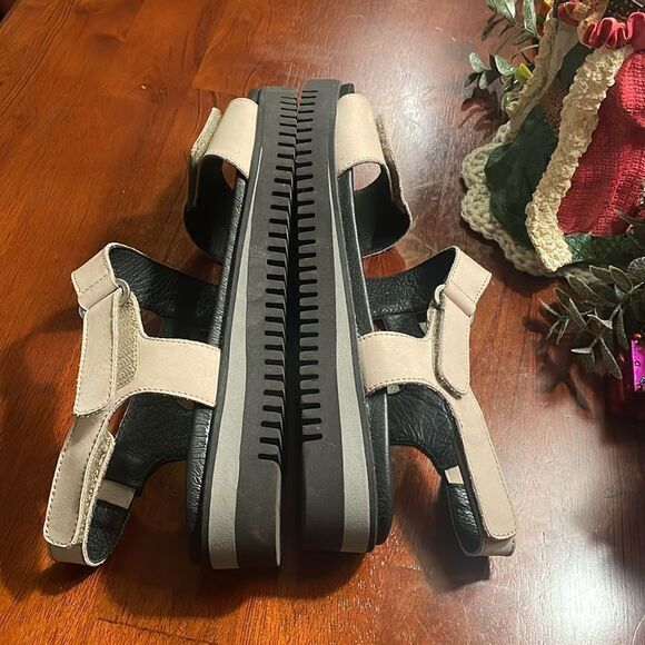 Sabrina’s Made in Spain Tan/Black Sandals - 37 - Great Condition - Picture 6 of 8